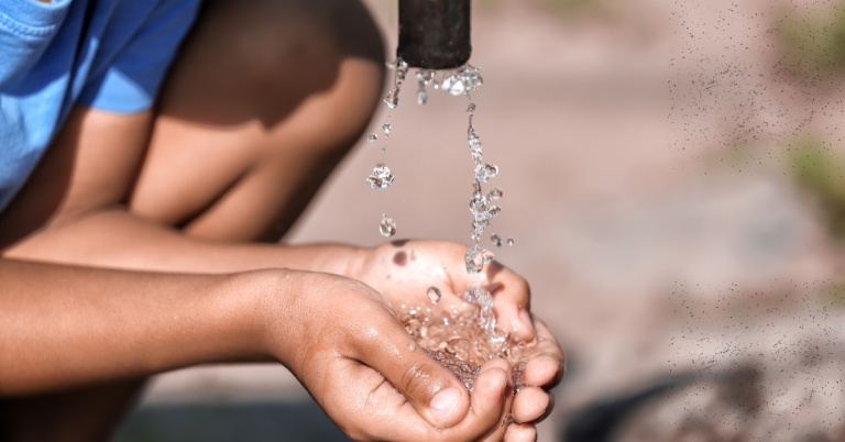 Gyermek mos kezet koszos környezetben – a Hepatitis A megelőzésében kulcsfontosságú a védőoltás, mivel a higiénia gyakran nem elegendő.
